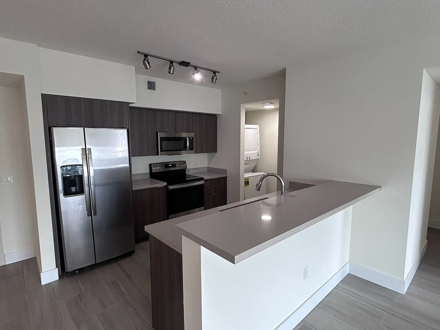 1 bed, 889 sqft, $2,308 — Photo 1