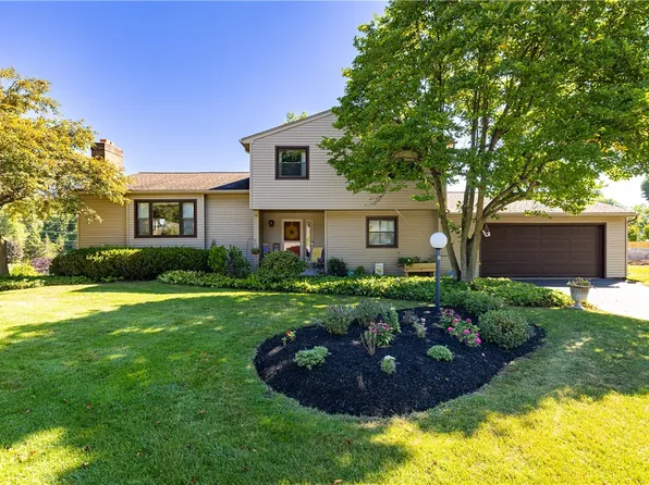 14 Port Meadow Trl, Fairport, NY 14450