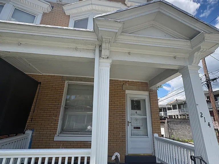 214 Yale St — Photo 8