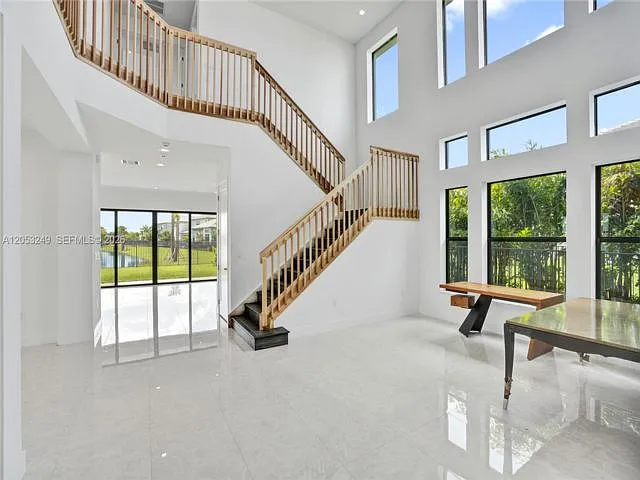 4 bed, 5.5 bath, $8,000 — Photo 2