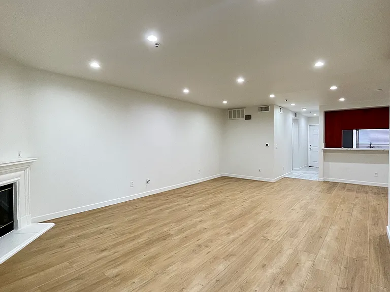 15114 Sherman Way #212 — Photo 10