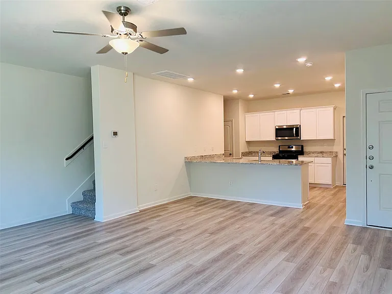 229 Marsh Ln — Photo 2