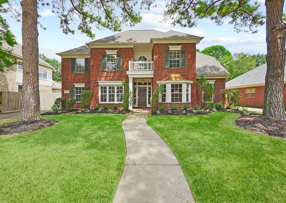 Beautiful traditional front elevation welcomes you! Mature trees and situated on a large cul-de-sac, this location is perfect!