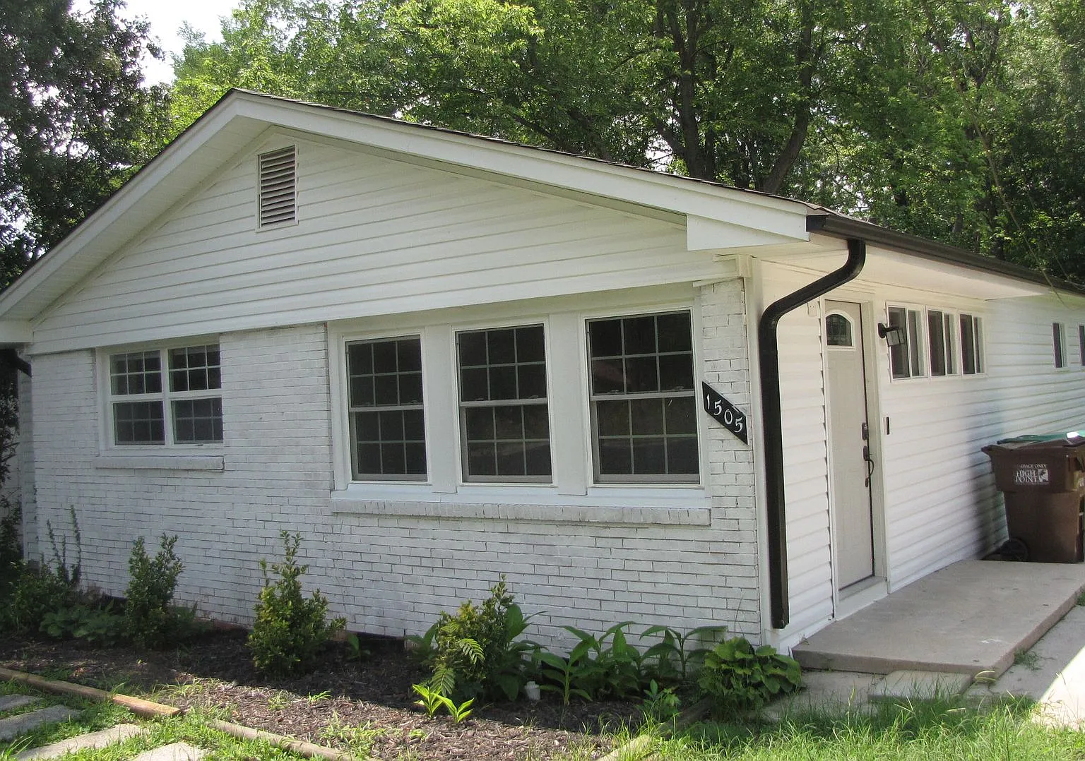 Charming 3 Bedroom, 1 Bathroom Home — Photo 1