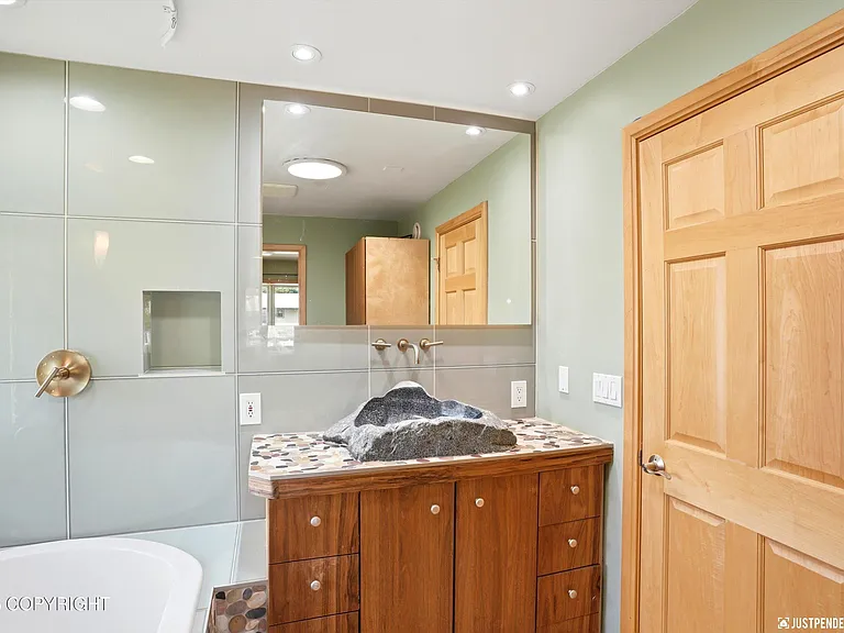2100 Churchill Dr — Photo 41