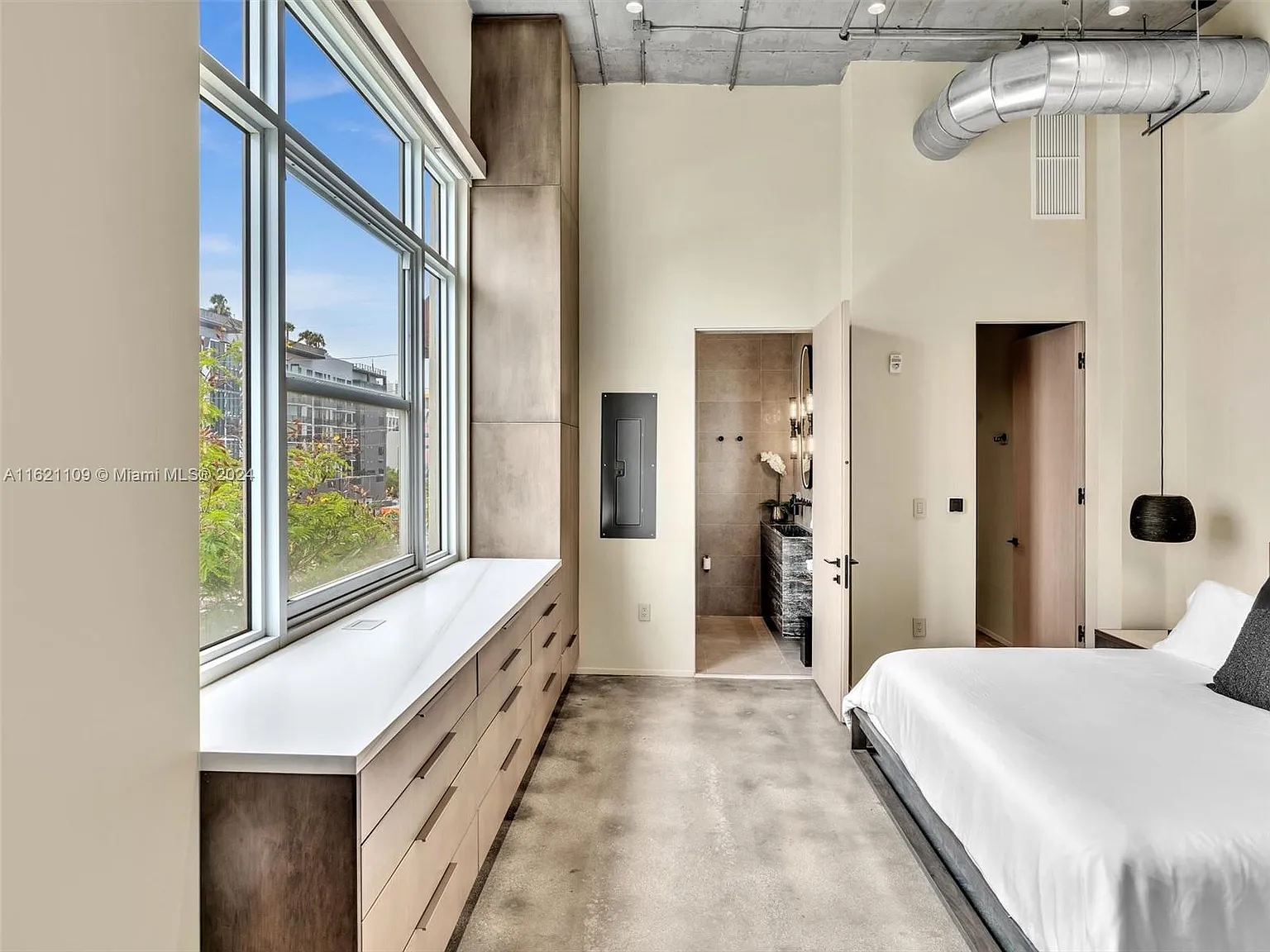 1 bed, 1063 sqft, $8,800 — Photo 2