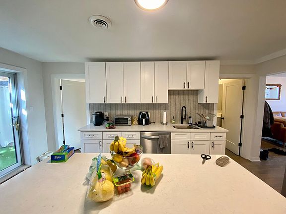 3rd image of 2268 N Lincoln Ave #4