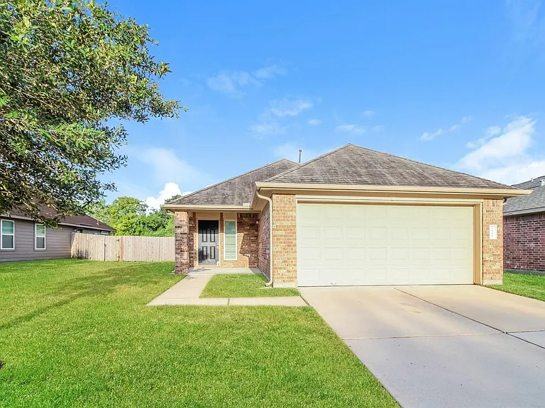 3911 Cary Creek Dr — Photo 1