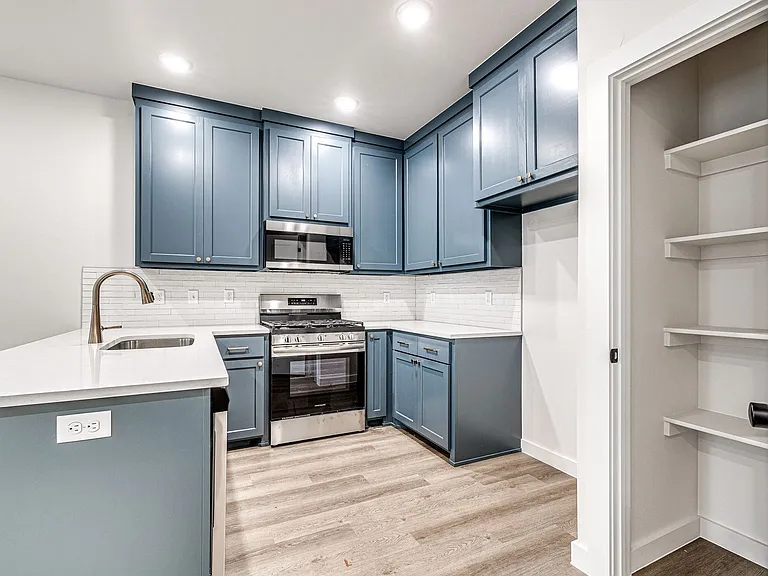 610 W 2nd St #100 — Photo 17