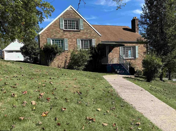 1201 Peacock Ln, Fairmont, WV 26554