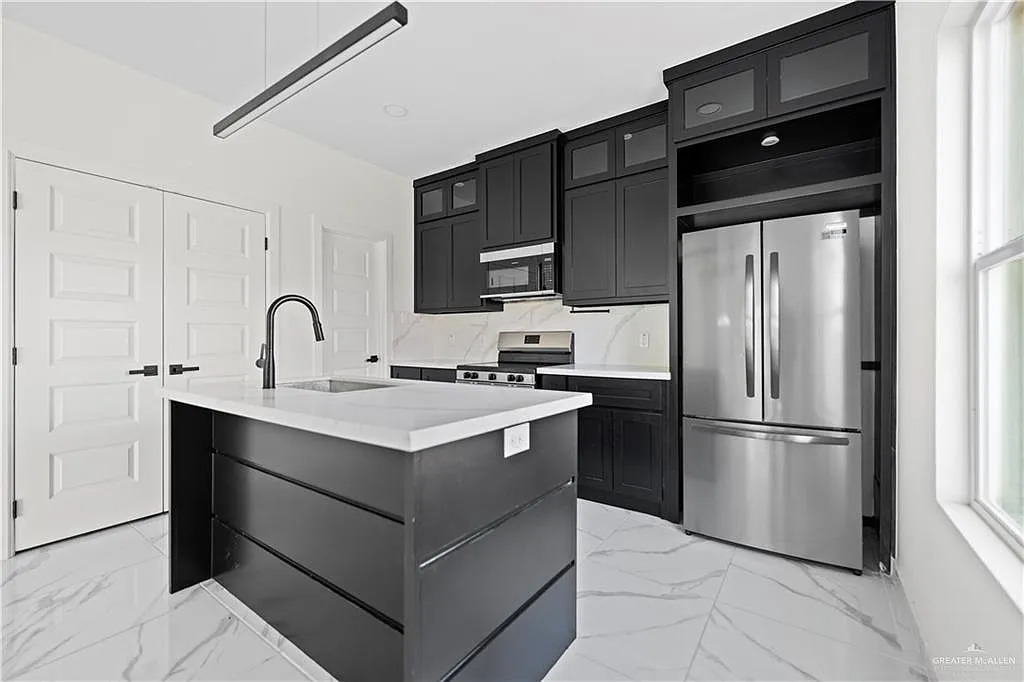 3 bed, 2.0 bath, 1068 sqft, $1,400 — Photo 4