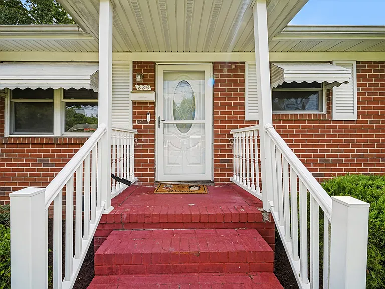 220 Manchester Dr — Photo 4