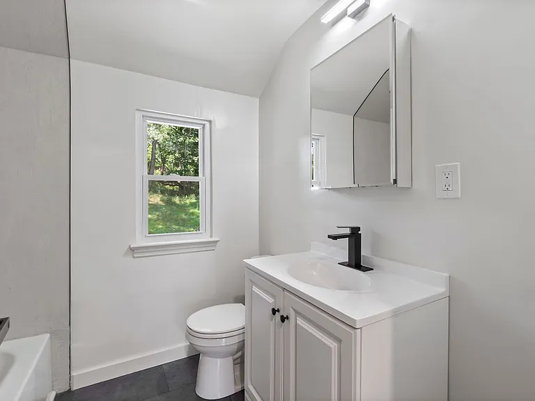 2179 Vantine St — Photo 15