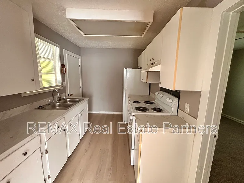 3 bed, 1.0 bath, 900 sqft, $1,150 — Photo 2