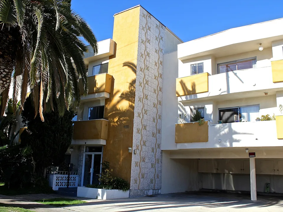 8555 Saturn St