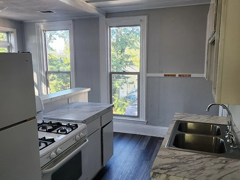 719 Fairview Ave NE — Photo 2
