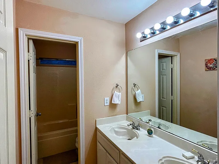 5500 Hill Haven Ct — Photo 16