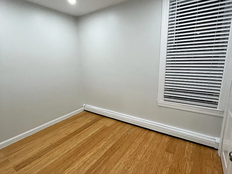198 Chelsea St #3 — Photo 2
