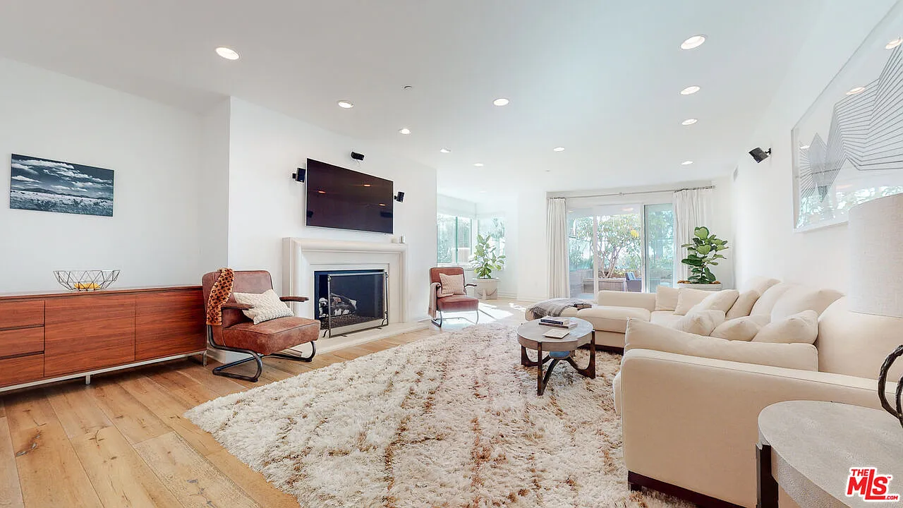 2 bed, 3.0 bath, 3239 sqft, $17,900 — Photo 3