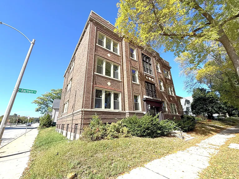 Richland Apartments on Bartlett — Photo 21