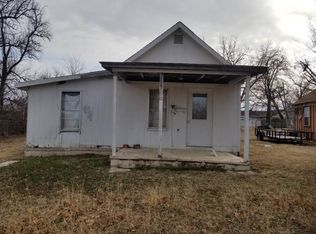 906 Walnut Ave, Comanche, OK 73529