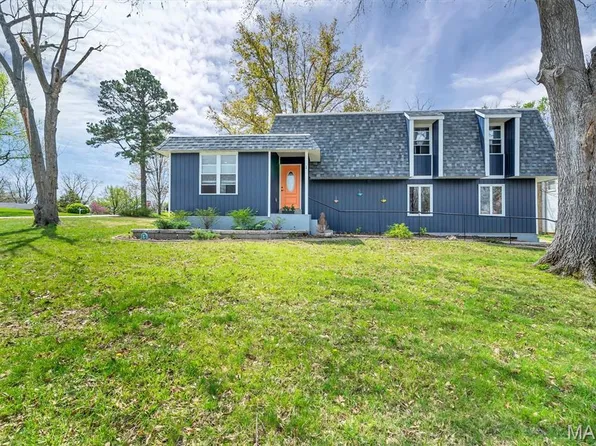 1 Picardy Dr, Lake Saint Louis, MO 63367