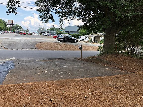 5th image of 306 Martin Ct