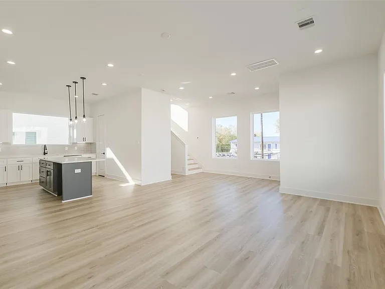 8315 Brecha Ln — Photo 10