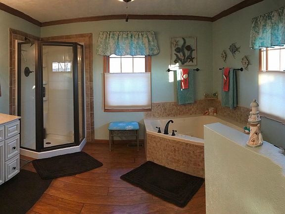 Master bath with jet tub 