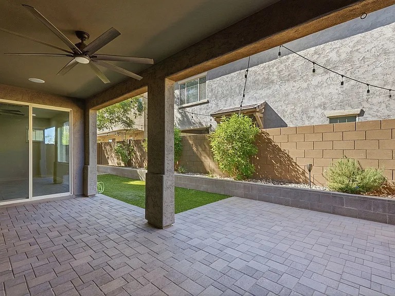 216 E Beatryce St — Photo 36