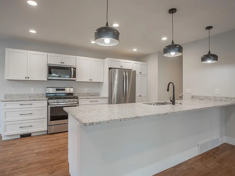 364 E Mac Arthur St — Photo 2