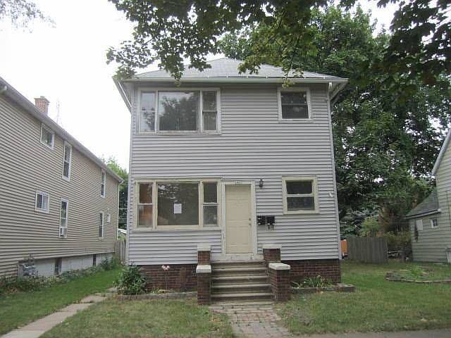 1st image of 1638 Victoria Ave