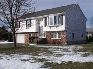 108 Amesbury Cir, Middletown, RI 02842