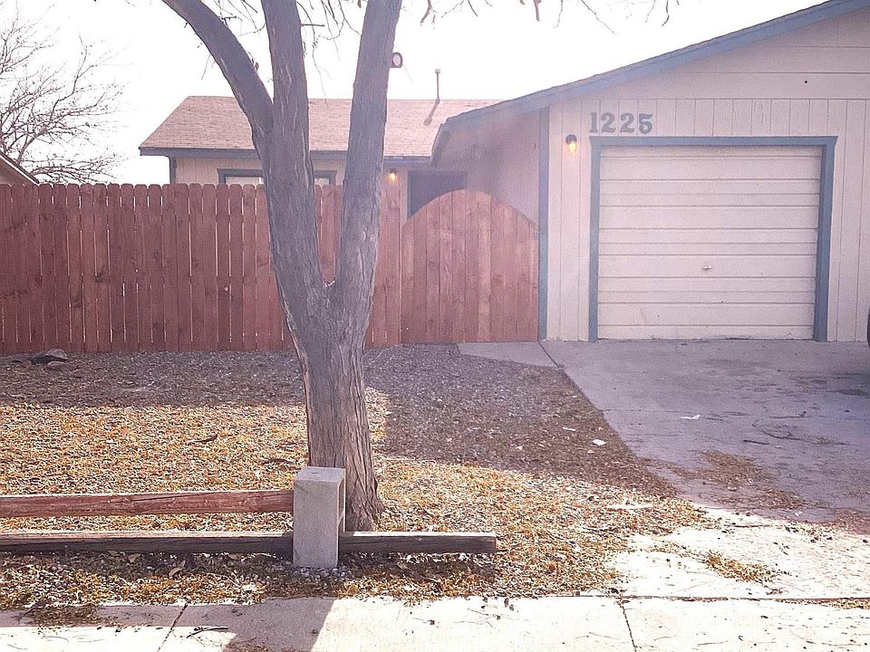 1st image of 1225 Newlands Dr W