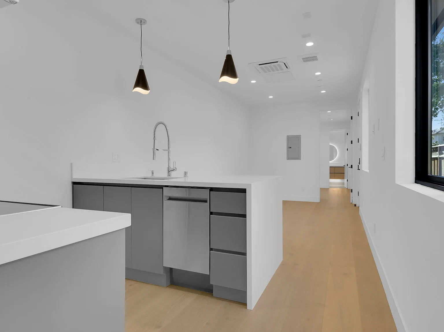 2 bed, 730 sqft, $3,995 — Photo 2
