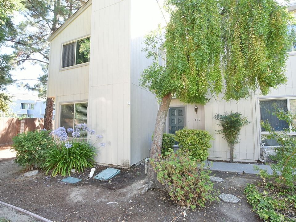 1st image of 985 Lakeshire Ct