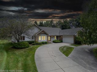 4392 Pinehurst Dr, West Bloomfield, MI