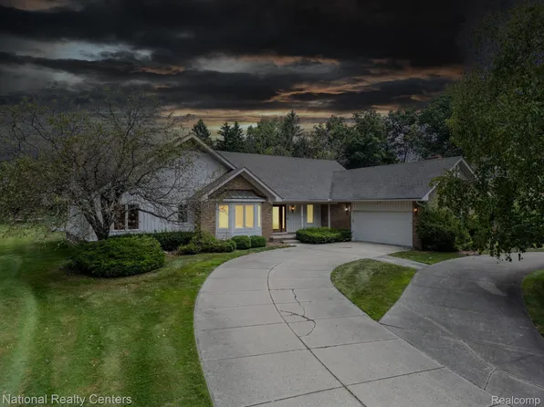 4392 Pinehurst Dr, West Bloomfield, MI 48322