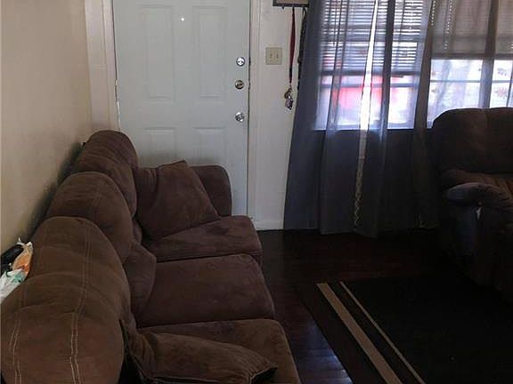 3rd image of 905 Cove Ave