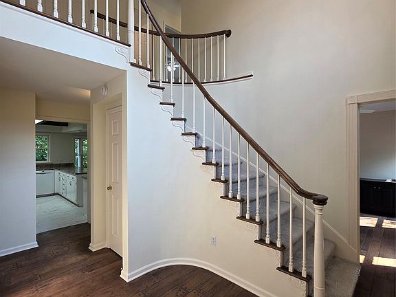 5th image of 1210 Springborrow Dr