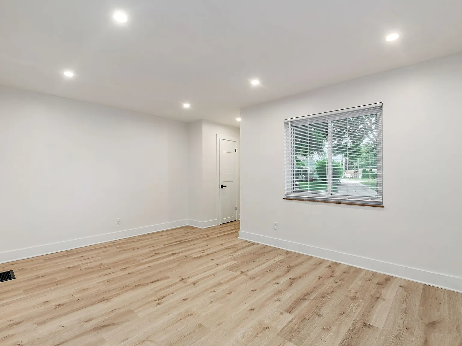 2 bed, 909 sqft, $2,100 — Photo 3