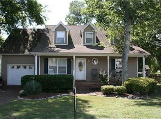 121 Cambridge Dr, Gallatin, TN 37066