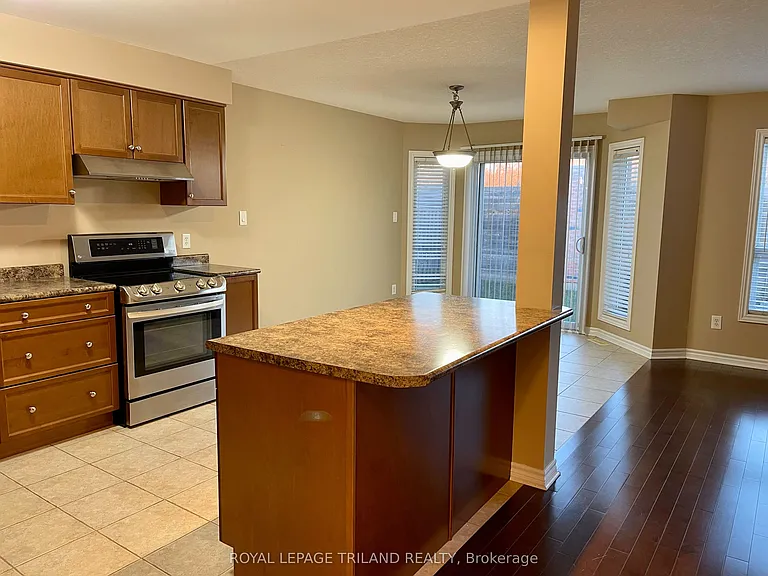 979 Crosscreek Ct — Photo 4