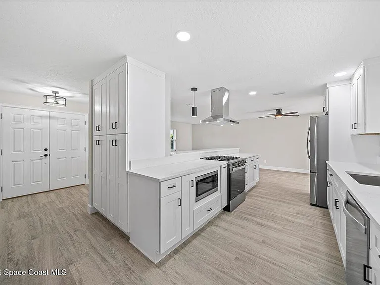540 Albatross St — Photo 4