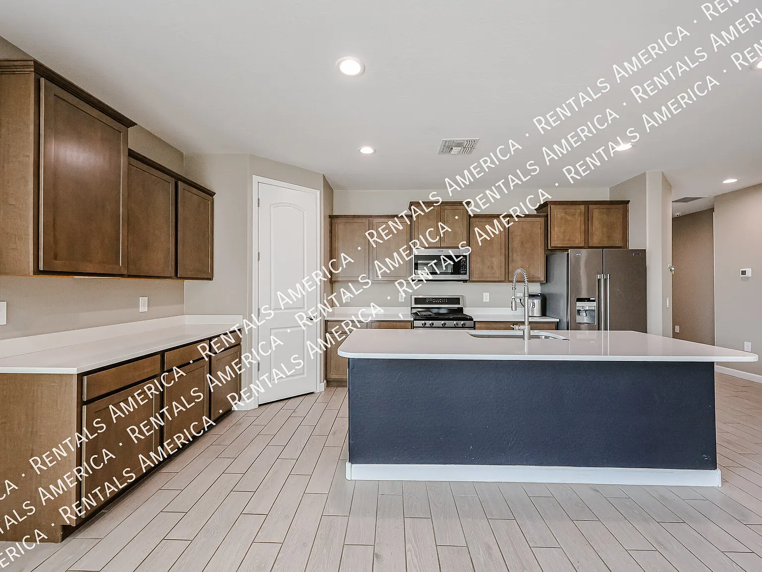 Spacious 4-Bedroom Home with Huge Private Backyard! — Photo 2
