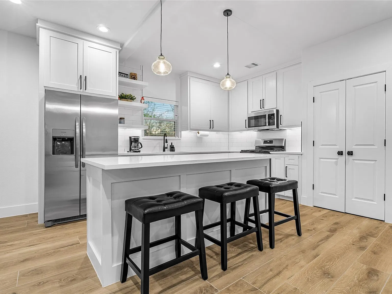3 bed, 2.5 bath, 1888 sqft, $2,850 — Photo 2