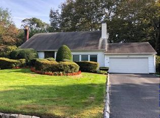 5 Elm Dr, Roslyn, NY 11576
