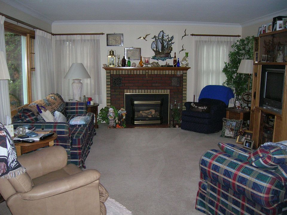 Large livingroom with fireplace