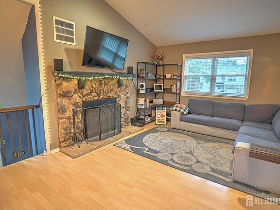 5th image of 48 Birch Run Dr