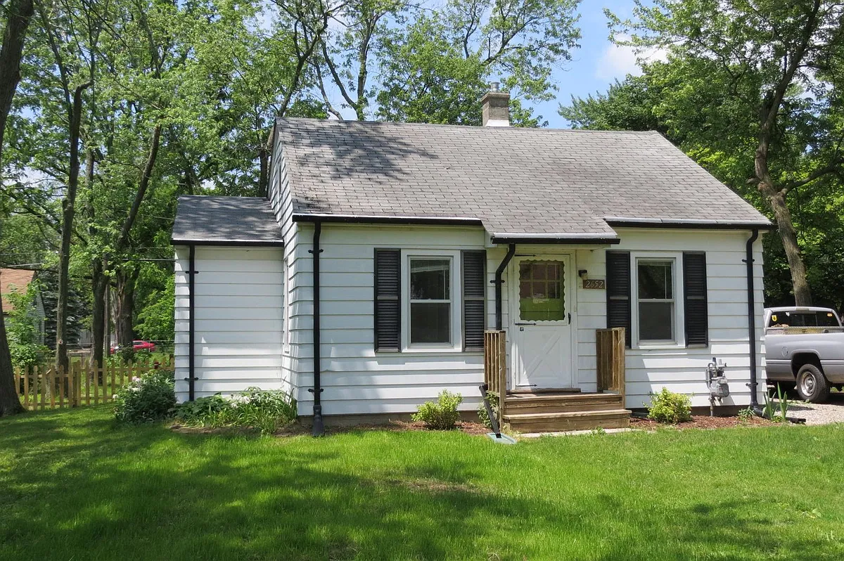 Building Photo - 2652 Fernwood Ave